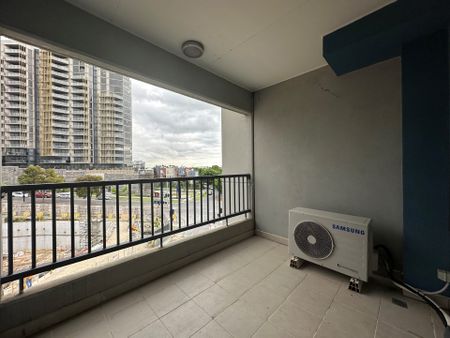 LARGE 1 BEDROOM APARTMENT - Photo 4