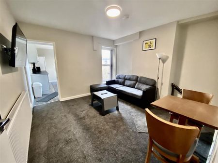 5 bedroom private hall to rent - Photo 2