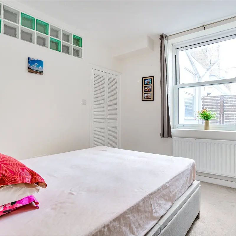 1 bedroom flat in London - Photo 1