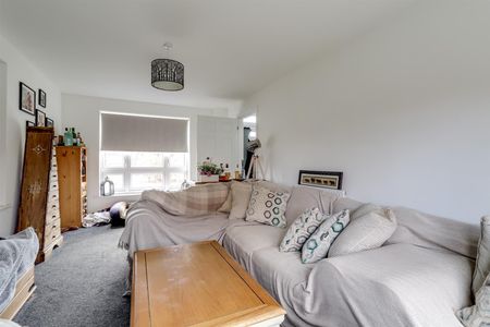 A 3 Bedroom House - Detached in Bishops Cleeve GL52 7ZX - Photo 3