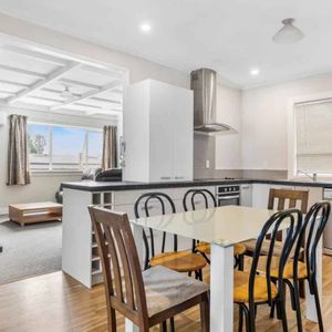 Traditional 3 Bedroom Family Home - Photo 2