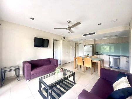 “FULLY FURNISHED 2 BED, 2 BATH UNIT SHORT WALK TO UQ” - Photo 2