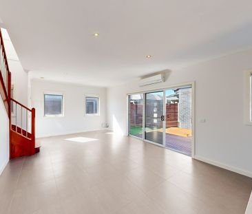 Modern 3-Bedroom Townhouse - Just 1km to Tullamarine Primary School - Photo 4