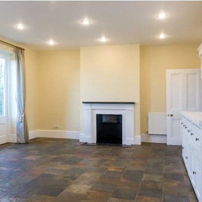 A detached period family house on the edge of village in North Oxfordshire. The property benefits from light, well proportioned rooms. A commercial unit is also available by separate negotiation. - Photo 1