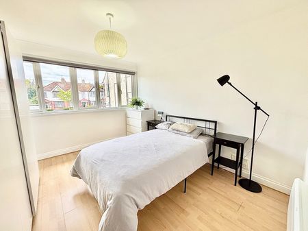 The Firs, Woodford Green, IG8 - Photo 4