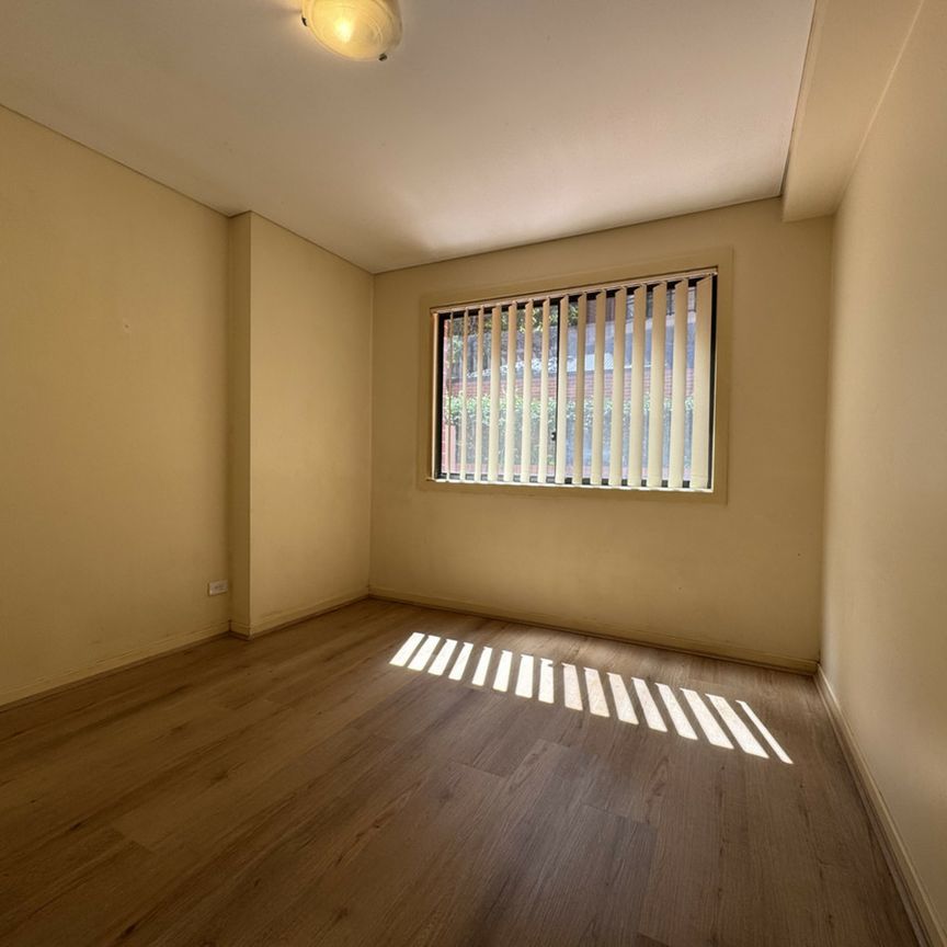 GROUND FLOOR UNIT! 2 minute walk to Shops & Station - Photo 1