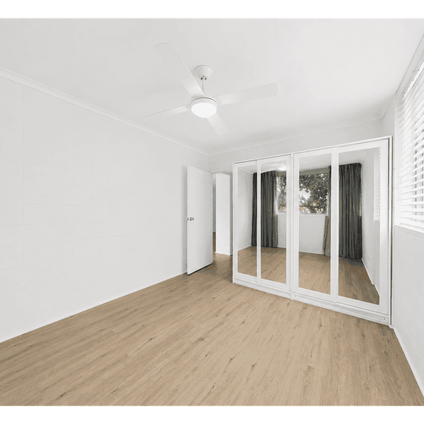 MINUTES TO WATERFRONT AND WYNNUM CENTRAL SHOPS - Photo 1