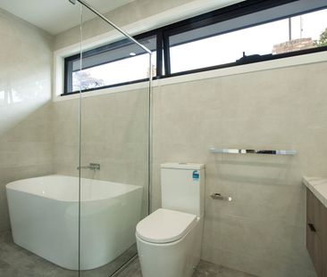 Meticulously designed town residence - Photo 3