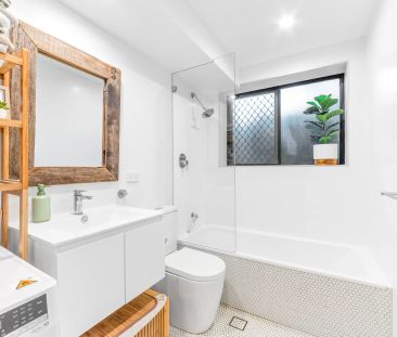 SPACIOUS 2 BEDROOM MODERN RETREAT WITH HUGE PRIVATE COURTYARD + PAR... - Photo 4