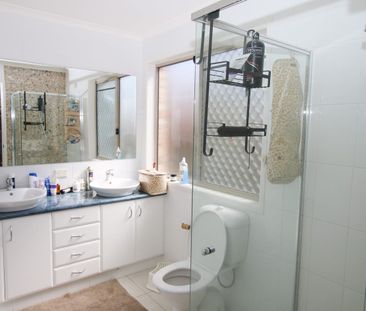 Gorgeous Family Home with Pool - Photo 5