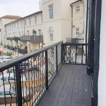 2 bedroom flat to rent - Photo 3