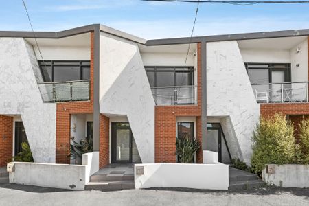 Architectural Residence Enjoying Stunning City Views! - Photo 2