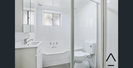 Tastefully Renovated, Modern And Sun Kissed, Private And Ambient Executive Style Two Bedroom Apartment, Only Moments To All Amenities - Photo 2