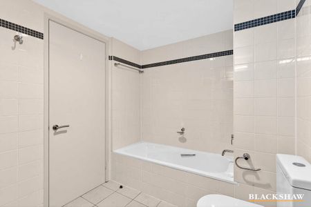 Ground floor courtyard apartment in The National - Photo 4