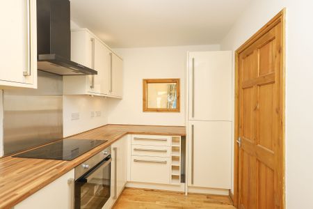 2 bedroom Flat to rent - Photo 2