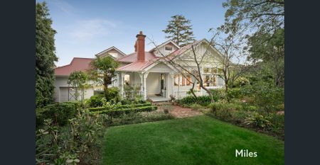 SUPERB HOME AMONGST GLORIOUS GARDENS - Photo 2