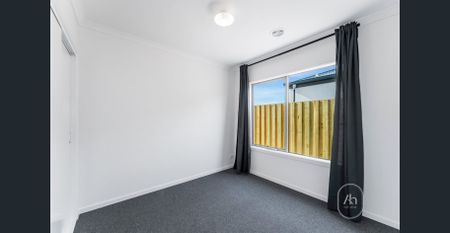 Modern 4-Bedroom Family Home with Solar Panels - Photo 4