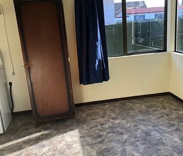 Sunny 3 bedroom house with parking for 2 cars - Photo 2