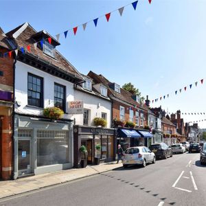 A two bedroom maisonette split over two floors, located on the Marlow High Street - Photo 2