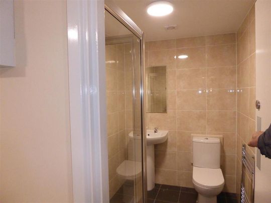 1 bedroom in a house share to rent - Photo 1