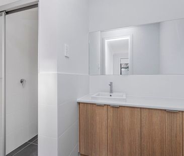 Modern 3 Bedroom Home - Photo 3