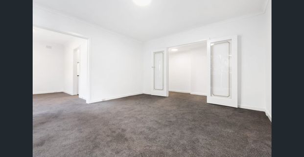 Spacious Two-Bedroom Apartment in Prime Toorak Location - Photo 1