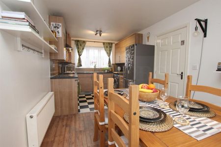 3 bedroom House To Let - Photo 3