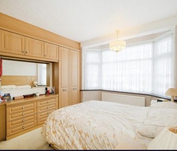 3 Bed Detached House, Crownfield Avenue, IG2 - Photo 1