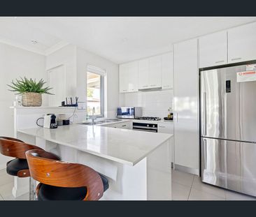 Ground Floor Apartment with Parkside Views – Available Now - Photo 2