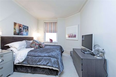 Beautifully presented three bedroom mansion flat on Prince of Wales Drive - Photo 2