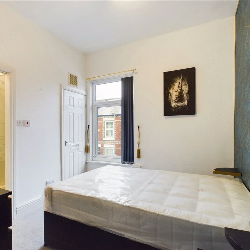 Room 2 - Photo 1