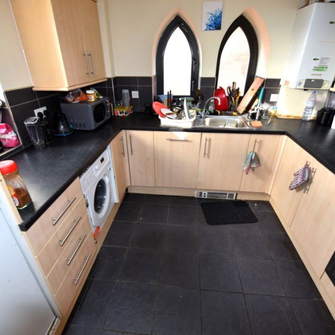 5 bedroom Flat in Kirkstall Lane, Leeds - Photo 1