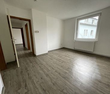 Frisch renovierte, kleine 4-Zimmer-Wohnung zu vermieten! - Photo 4