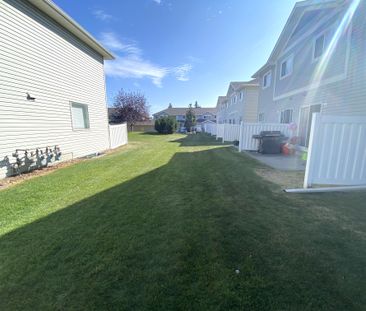 GREAT 3 BED, 1.5 BATH 2 STOREY TOWNHOUSE, W/ AN ATTACHED SINGLE GAR... - Photo 3