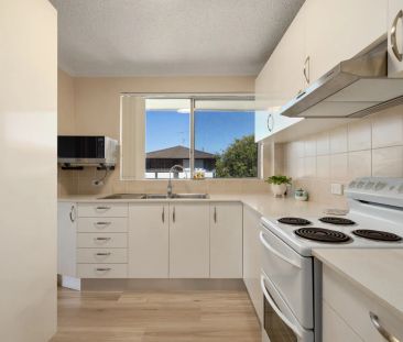 Sun-Filled Top Floor Apartment with North-East Aspect - Photo 3