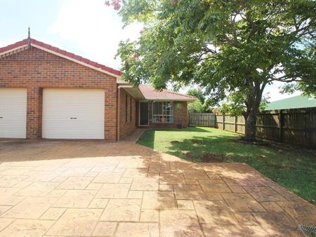 Bright & Comfortable 2-Bedroom Unit in a Fantastic Location – Walk to Uni & Shops - Photo 2