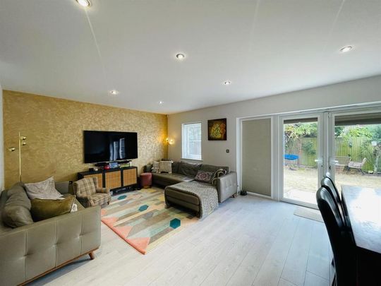 5 bedroom detached house to rent - Photo 1