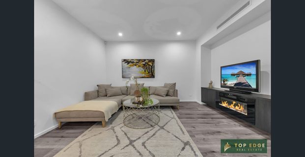 LUXE LIVING IN AN ENVIABLE LOCATION !! - Photo 1