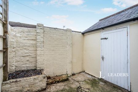 2 bedroom semi-detached house to rent - Photo 4