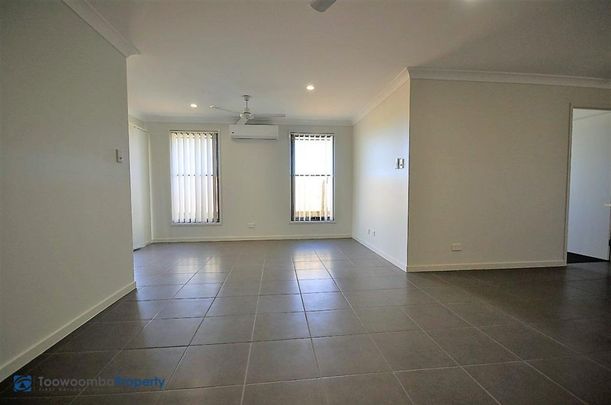 Modern three bedroom unit, close to amenities. - Photo 1