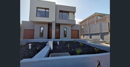 Stunning Modern 4 Bedroom Duplex - Photo 5