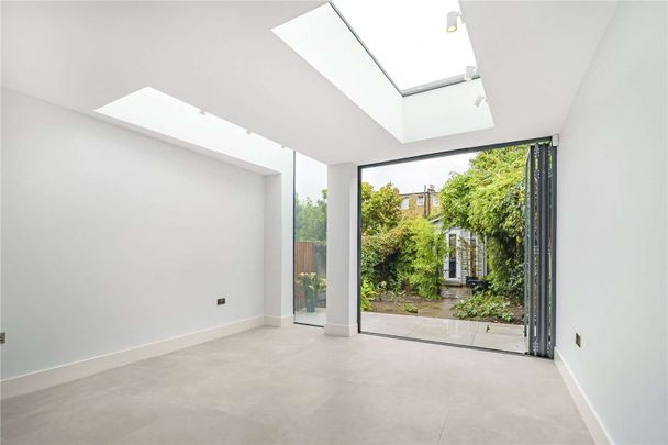 A stunning, family home moments from the river and the open spaces of Putney Common. - Photo 1