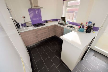 2 bedroom House in Hyde Park, Leeds - Photo 5