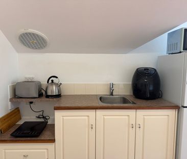 Partly Furnished Studio Style Bedsit - Photo 4