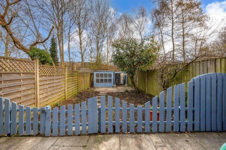 4 bedroom terraced house to rent - Photo 5