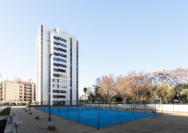 Apartamento T3 para arrendar em condomínio com court de ténis, piscina e ginásio