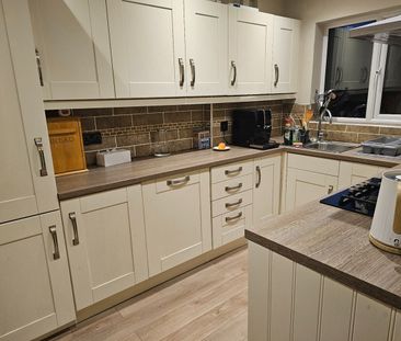 3 Bed Semi-Detached House, Upton Drive, NG5 - Photo 2