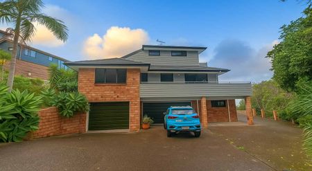 Room for Everyone – Breathtaking Views in Matakatia Bay! - Photo 5