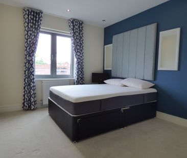 Queensmead, Farnborough, Hampshire, GU14 - Photo 4