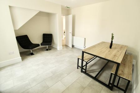 5 bedroom detached house to rent - Photo 2